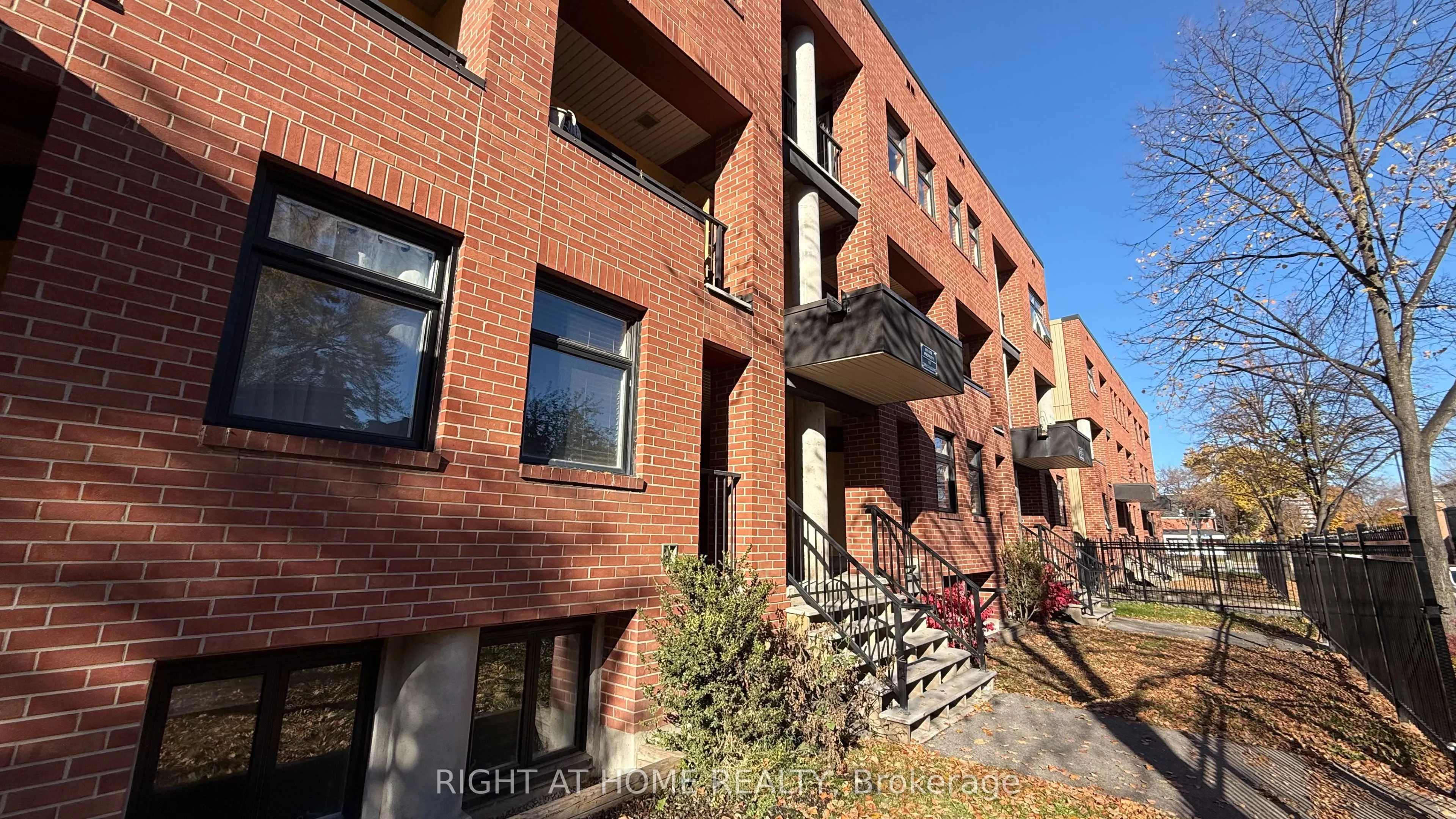 225 CLARENCE Street #3