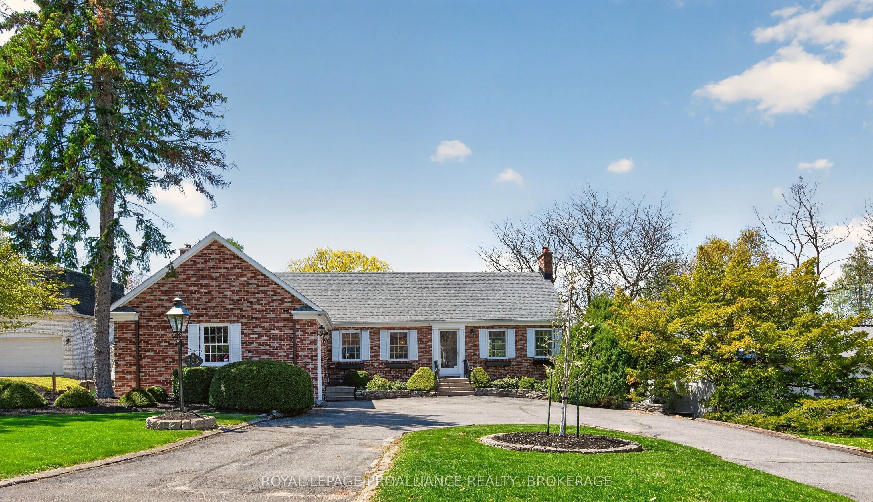 209 Fairway Hill Crescent