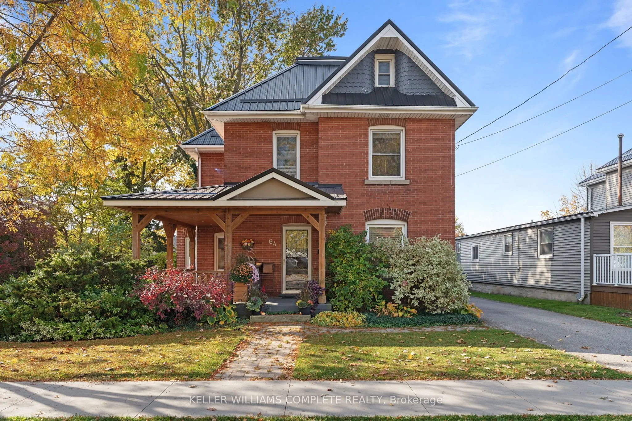 64 KING Street E