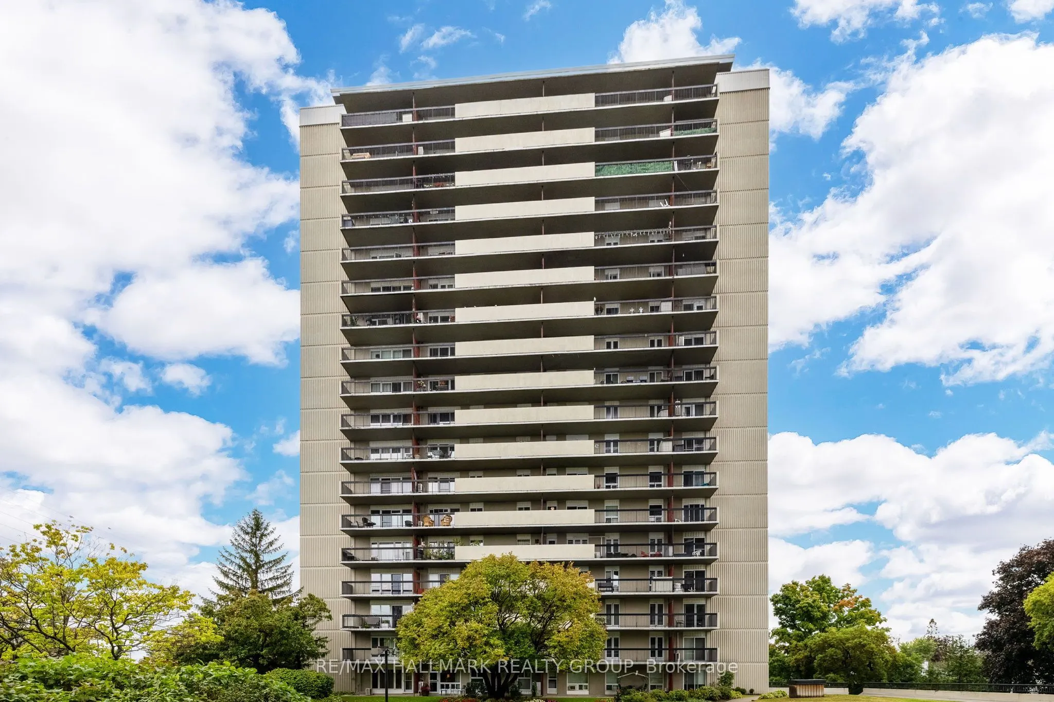 158b MCARTHUR Avenue #1906