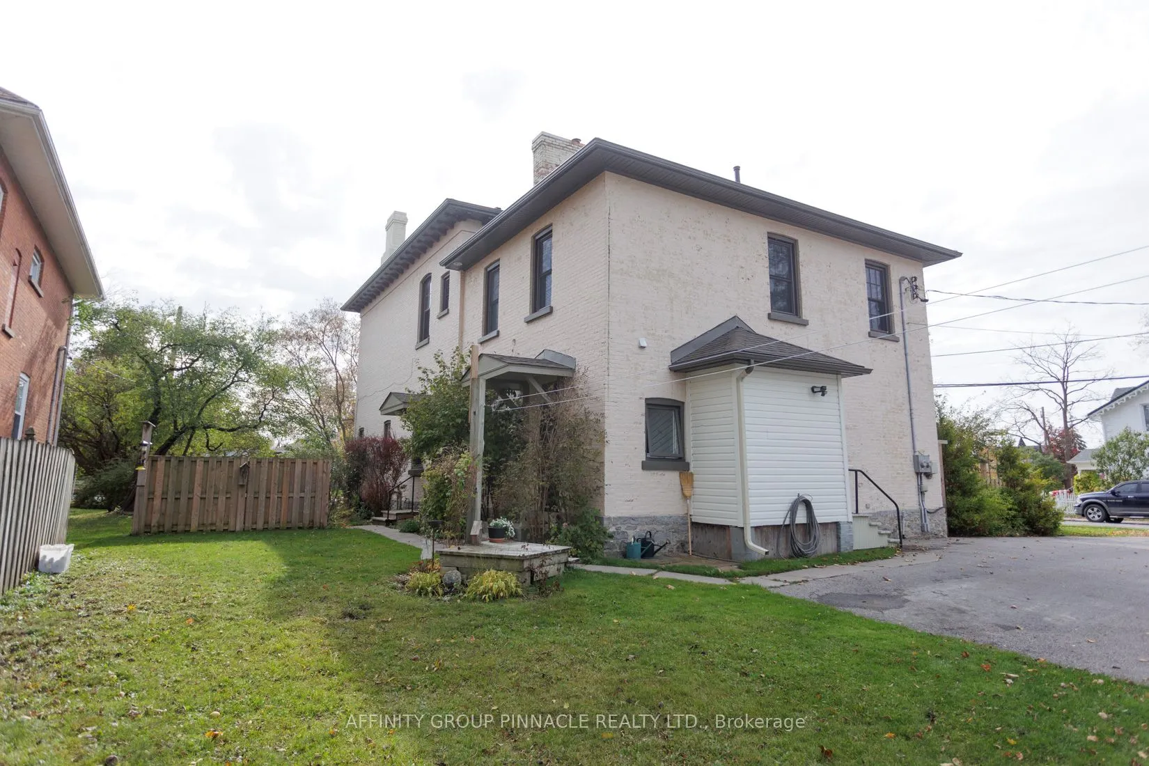12 Russell Street E