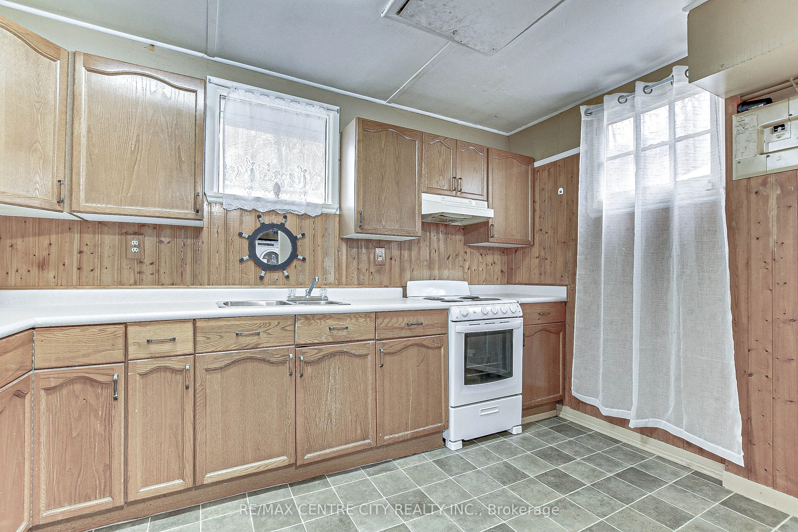 435 EDITH CAVELL Boulevard