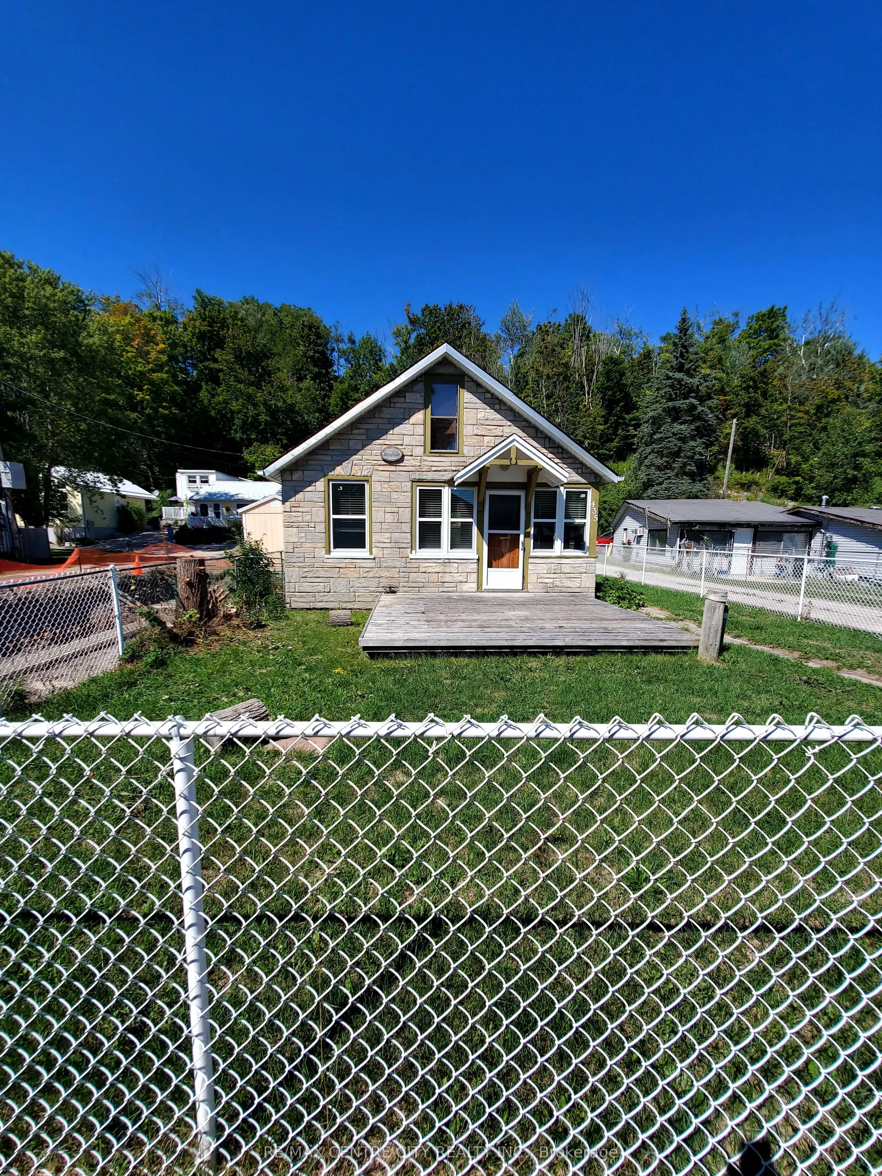 435 EDITH CAVELL Boulevard