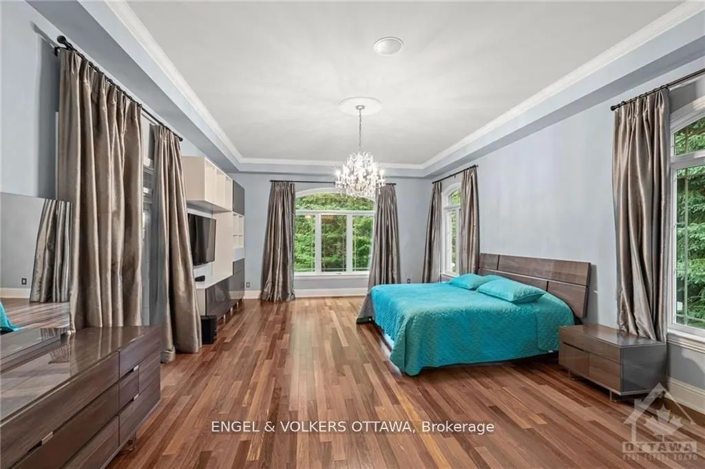 5800 QUEENSCOURT Crescent