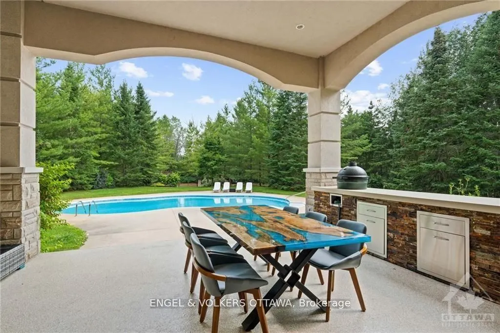 5800 QUEENSCOURT Crescent