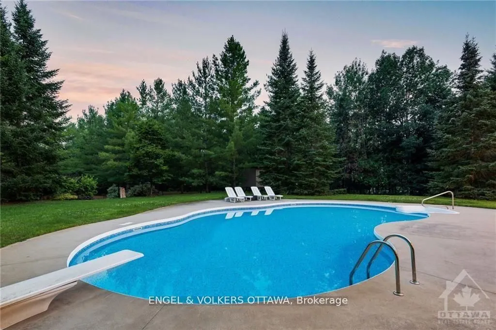 5800 QUEENSCOURT Crescent