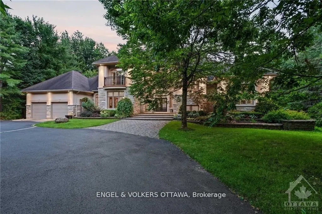 5800 QUEENSCOURT Crescent