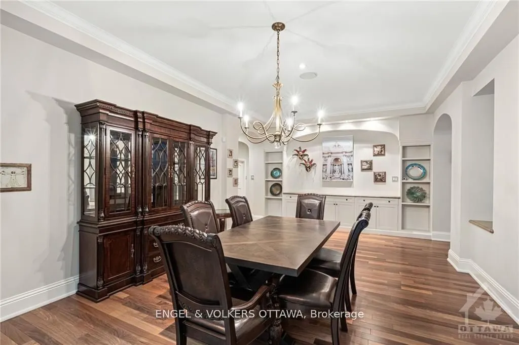 5800 QUEENSCOURT Crescent