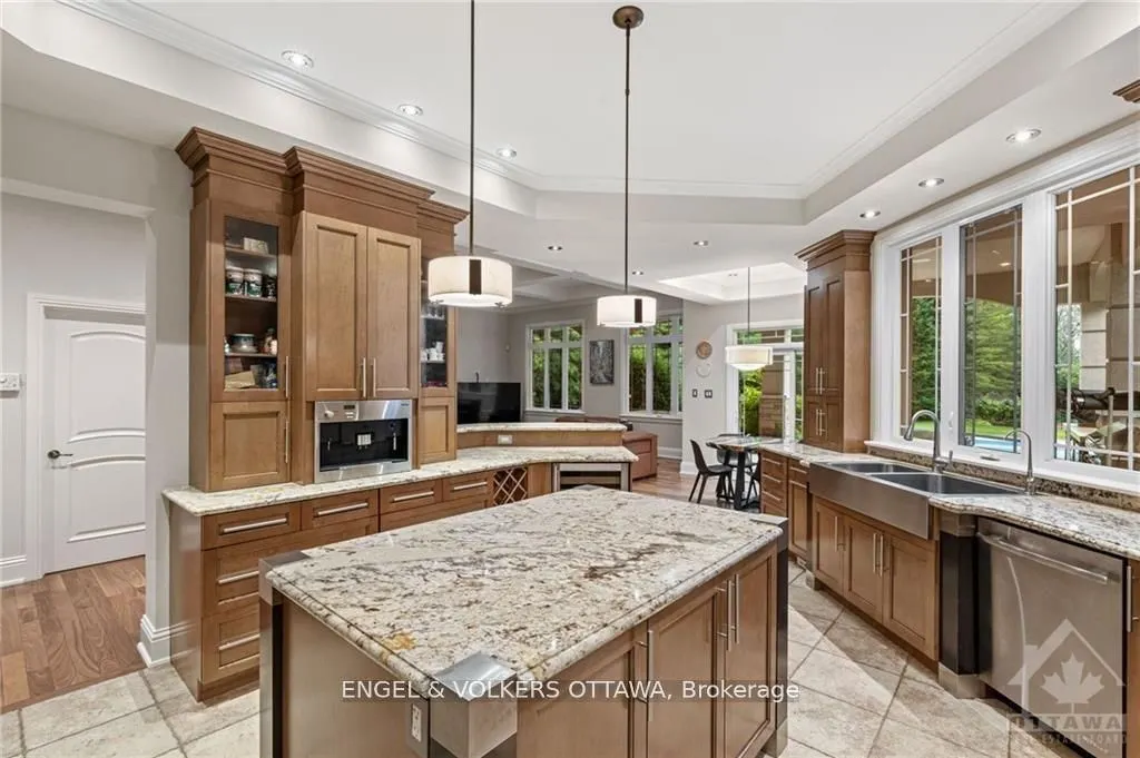 5800 QUEENSCOURT Crescent