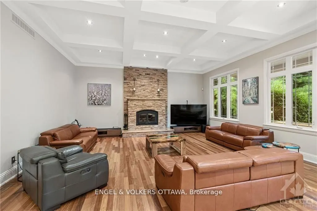 5800 QUEENSCOURT Crescent