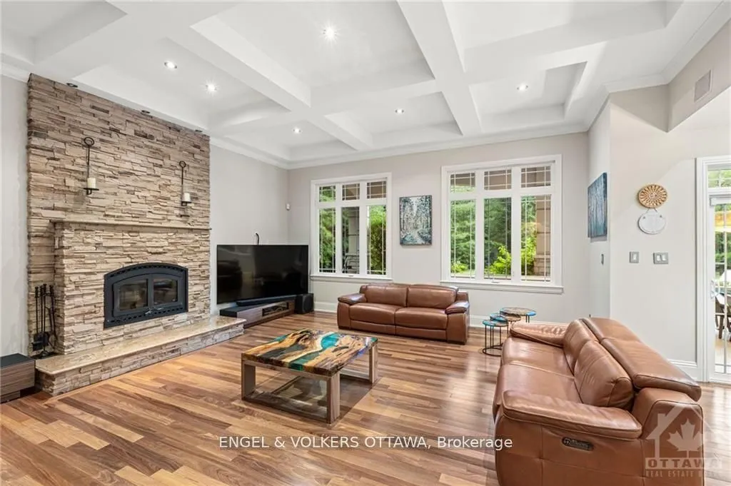5800 QUEENSCOURT Crescent