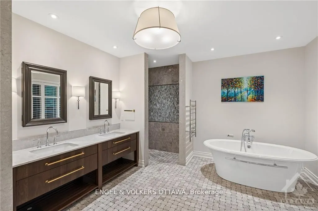 5800 QUEENSCOURT Crescent