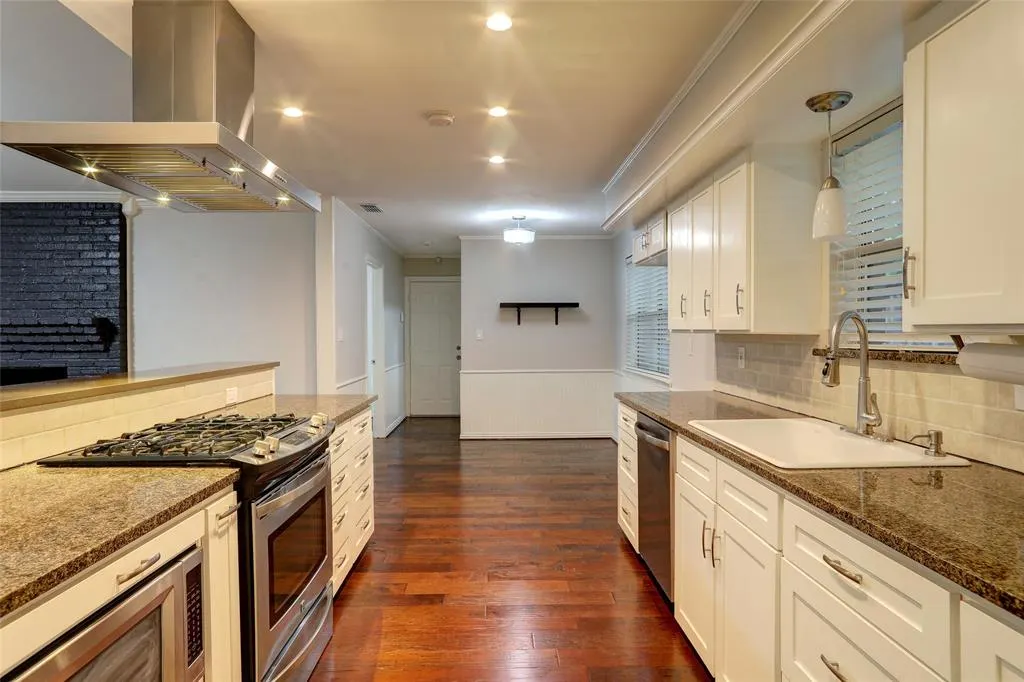9424 Hunters Creek Drive