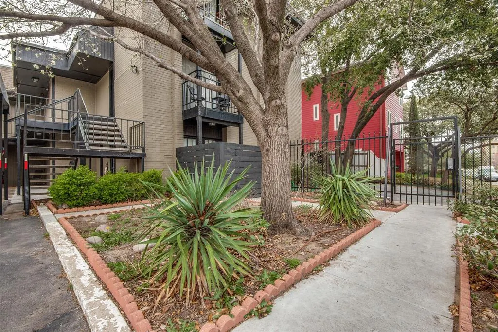 4301 Hartford Street, #219
