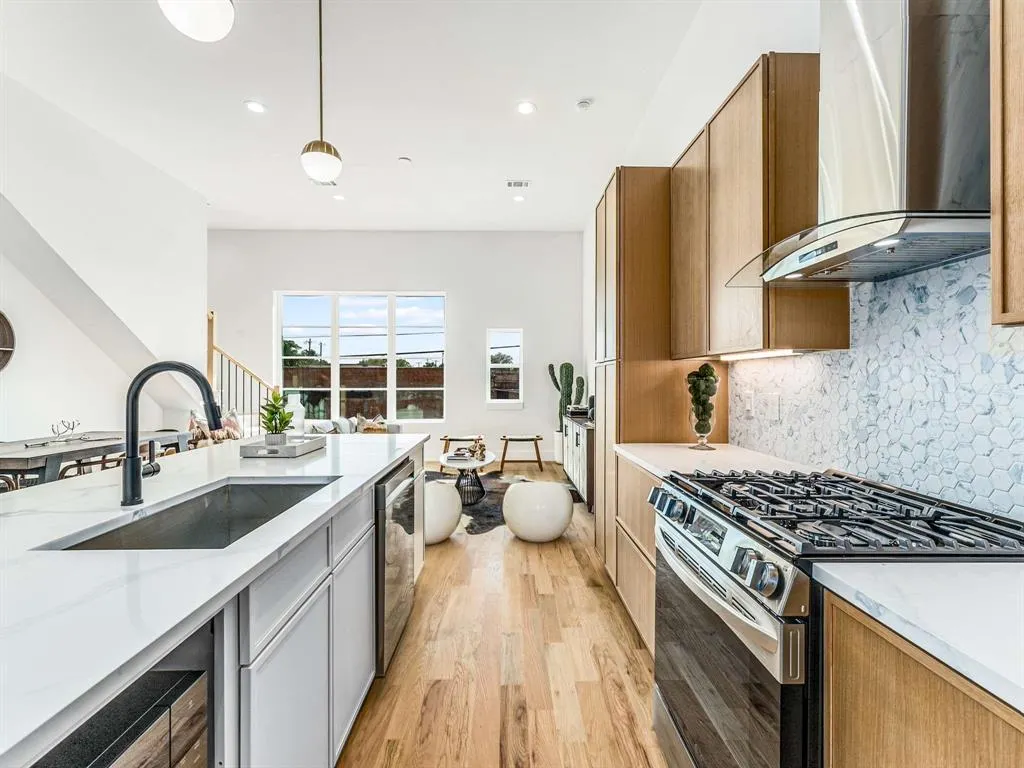 2080 Kelly, #105