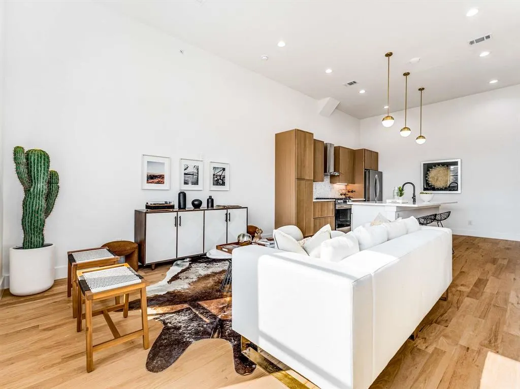 2080 Kelly, #105