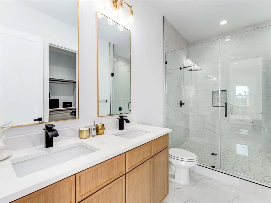 2080 Kelly, #105
