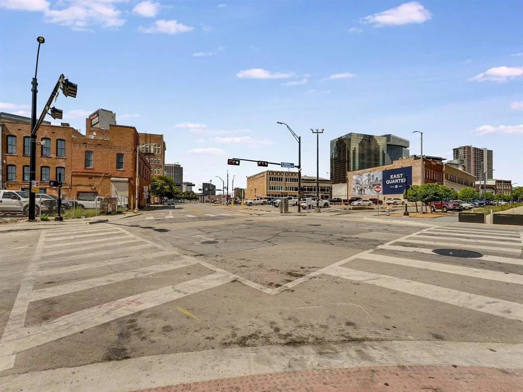 2080 Kelly, #105