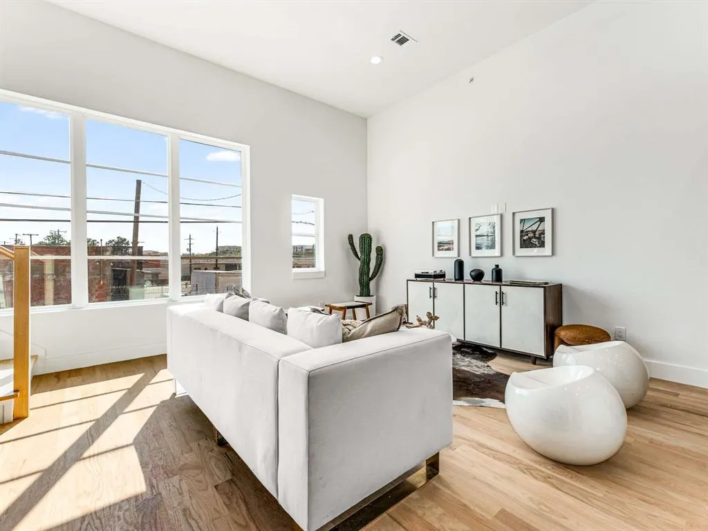 2080 Kelly, #105