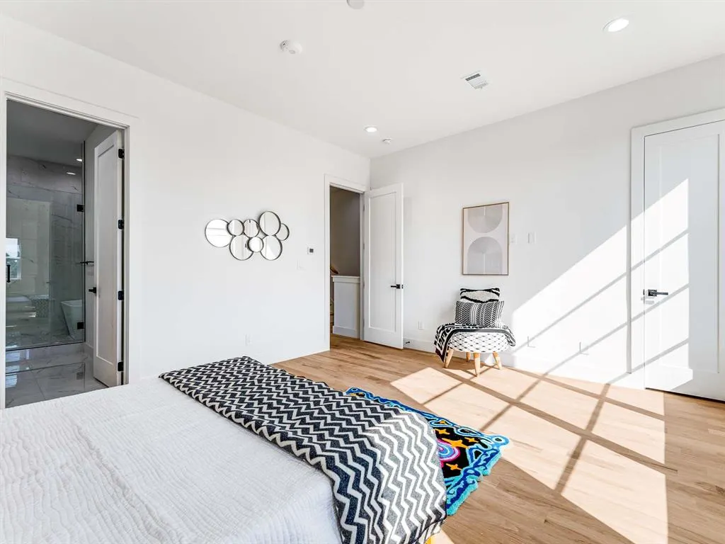 2080 Kelly, #105