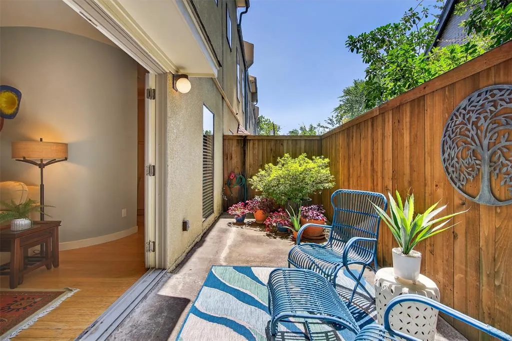 4242 Travis Street, #107