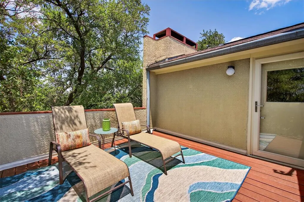 4242 Travis Street, #107