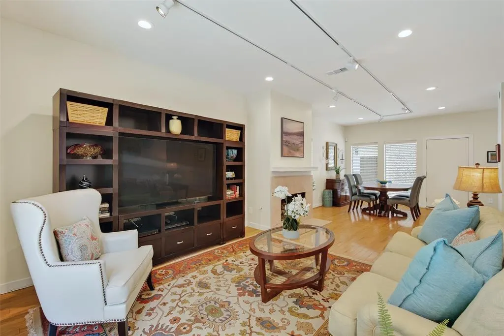 4242 Travis Street, #107