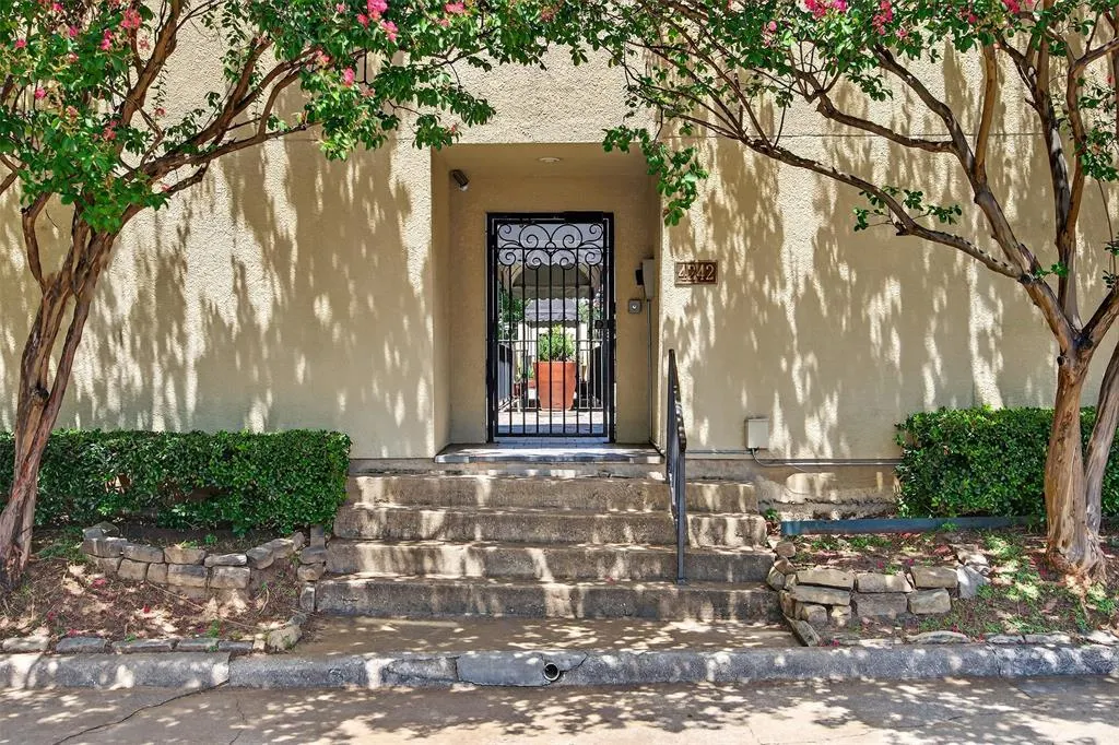 4242 Travis Street, #107