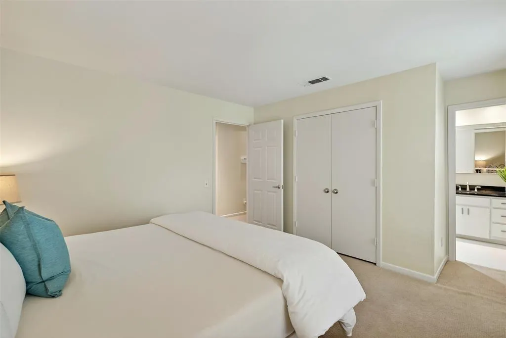 4242 Travis Street, #107