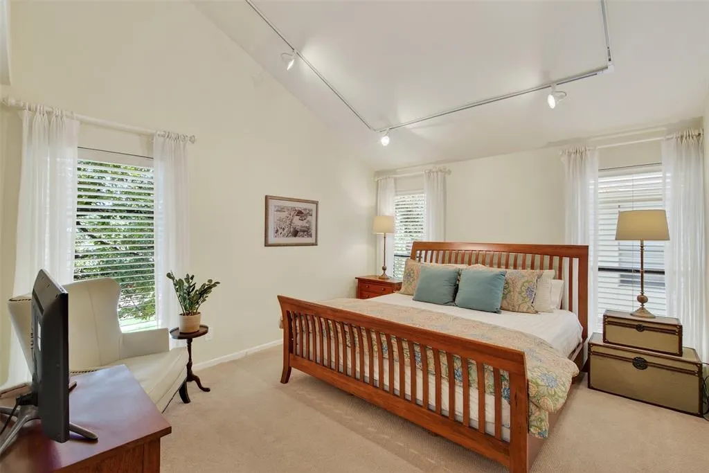 4242 Travis Street, #107