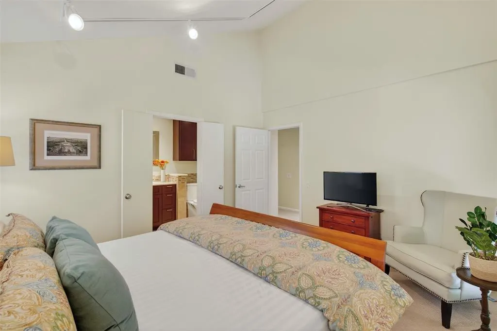 4242 Travis Street, #107