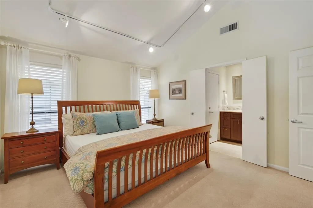 4242 Travis Street, #107