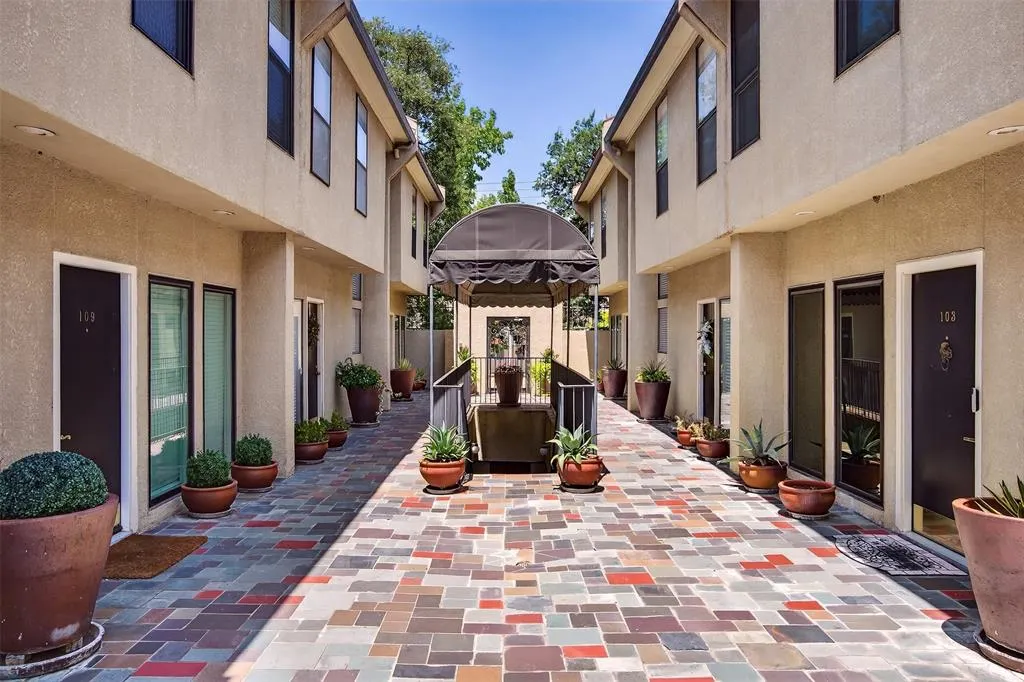 4242 Travis Street, #107
