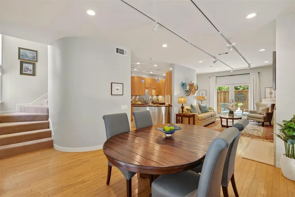 4242 Travis Street, #107
