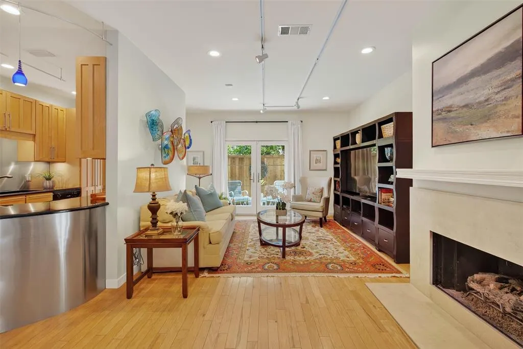 4242 Travis Street, #107