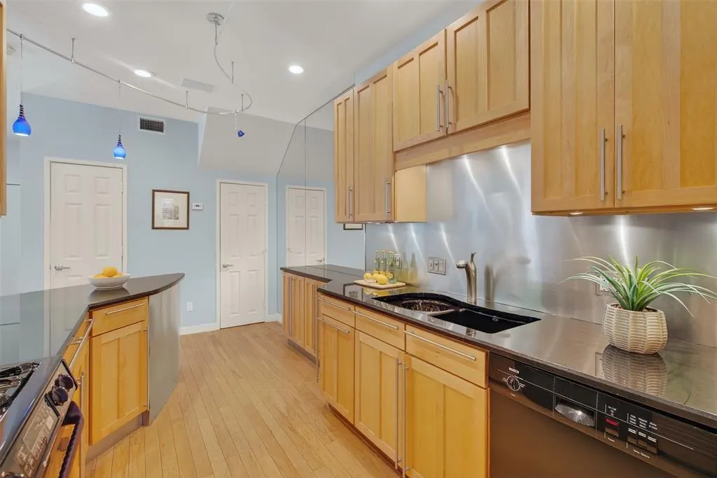 4242 Travis Street, #107