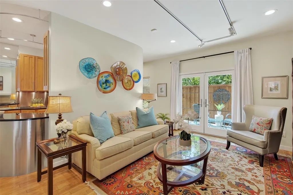 4242 Travis Street, #107