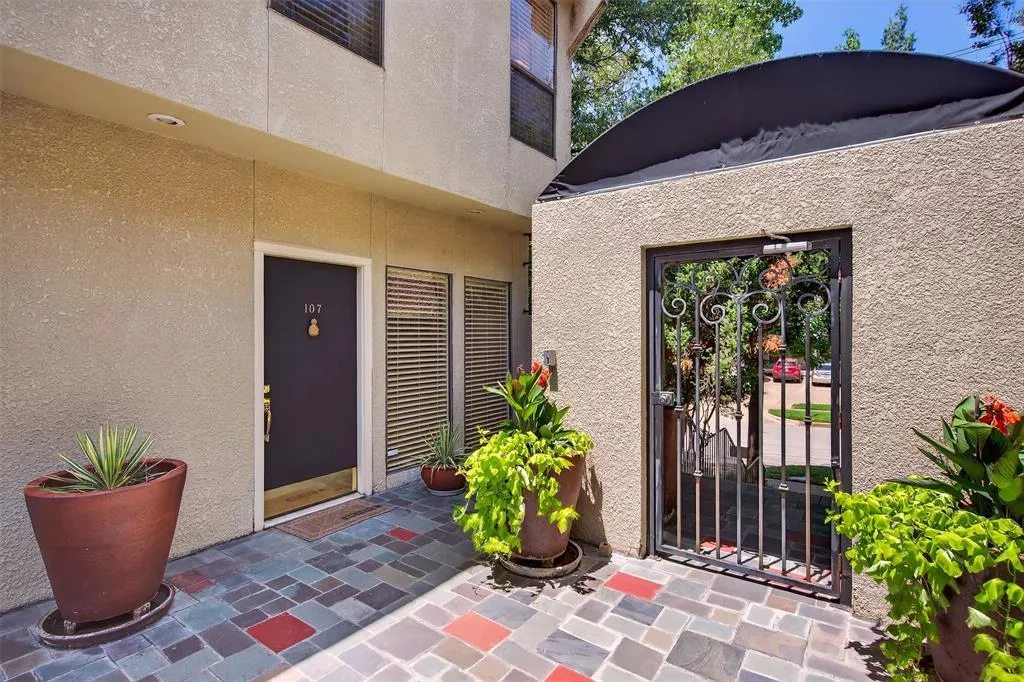 4242 Travis Street, #107