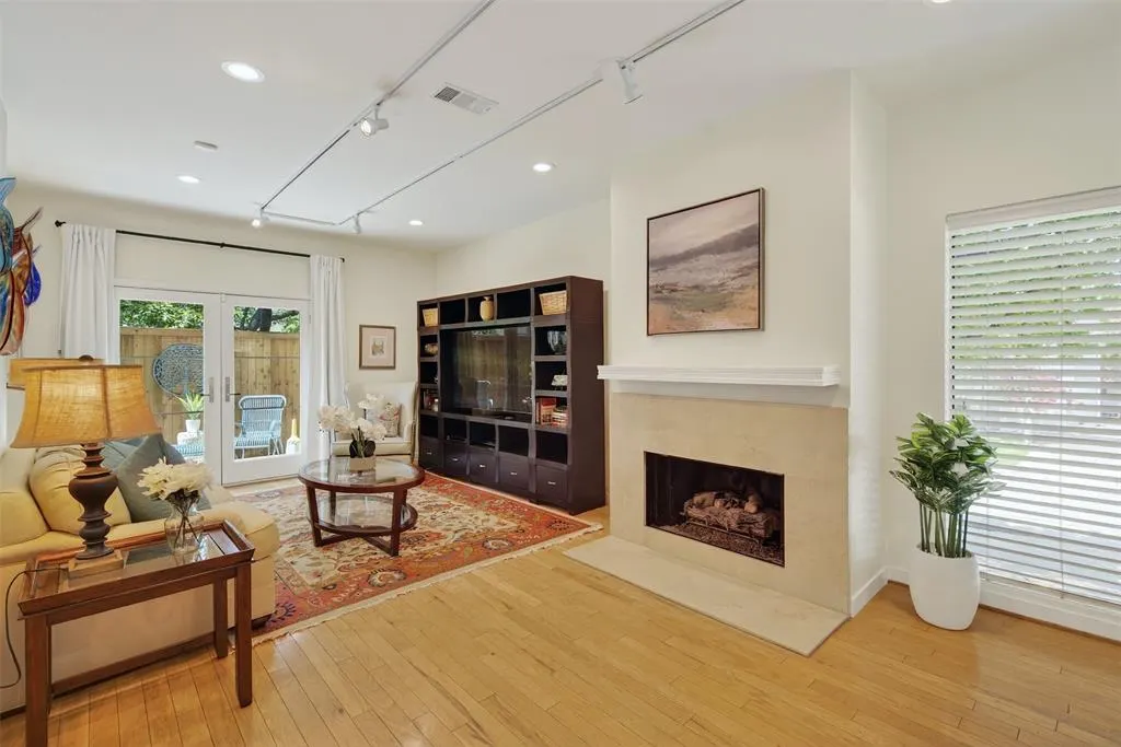 4242 Travis Street, #107