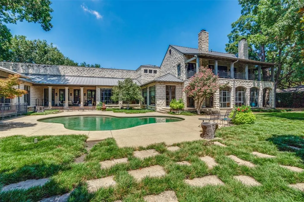 5936 Woodland Drive