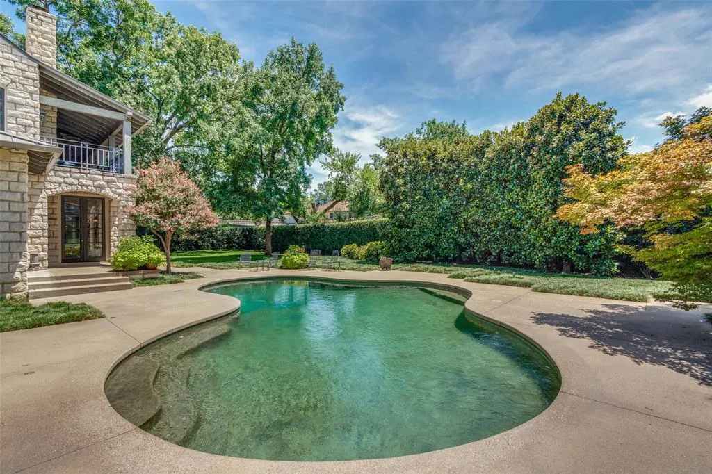 5936 Woodland Drive