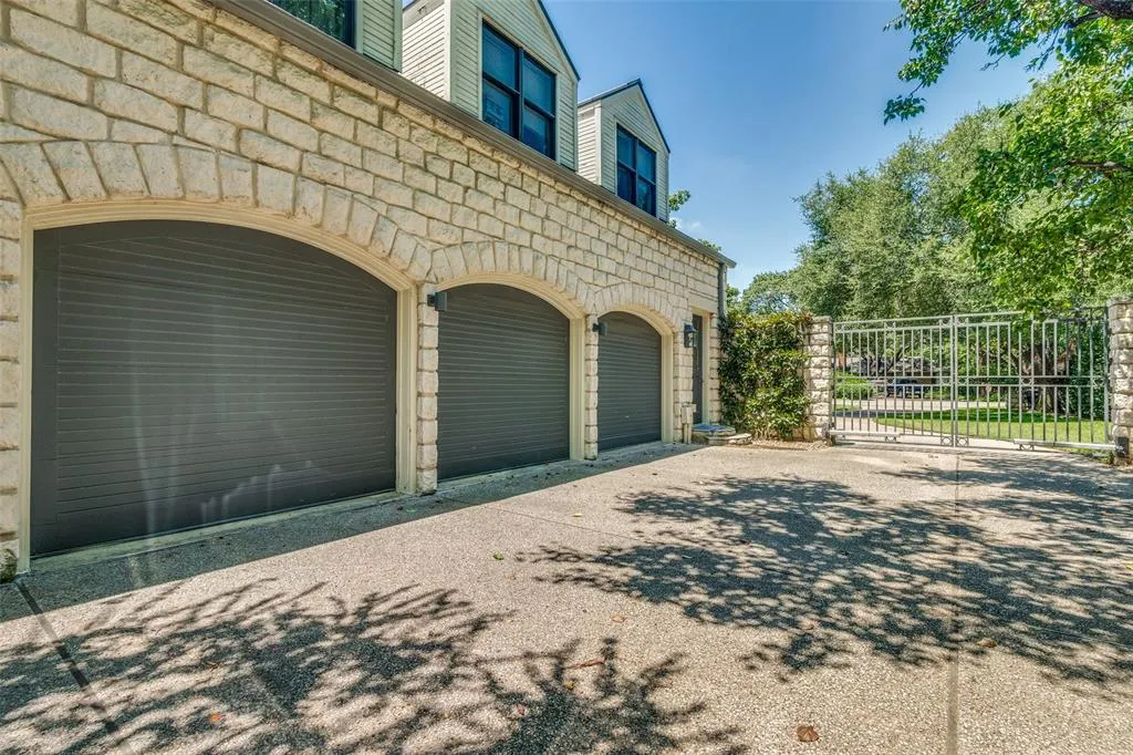 5936 Woodland Drive