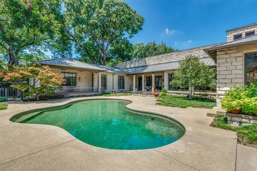 5936 Woodland Drive