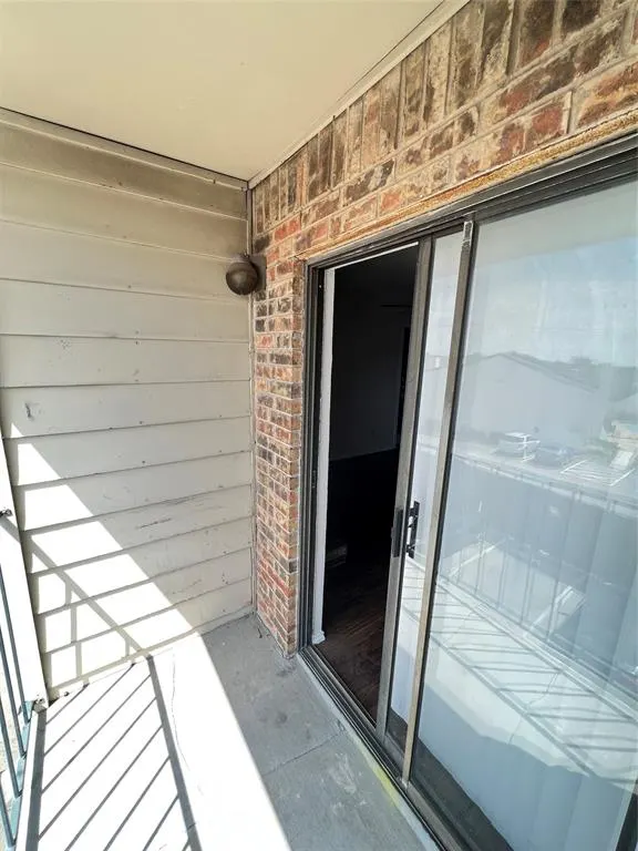 9520 Royal Lane, #325
