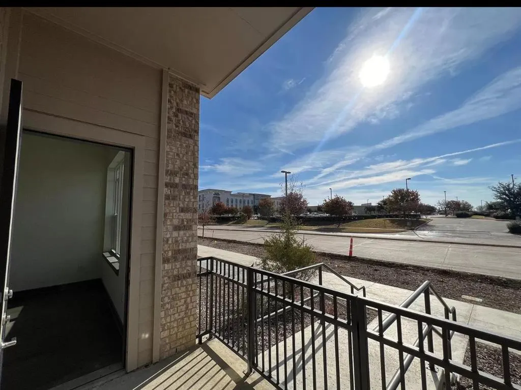 9520 Royal Lane, #325