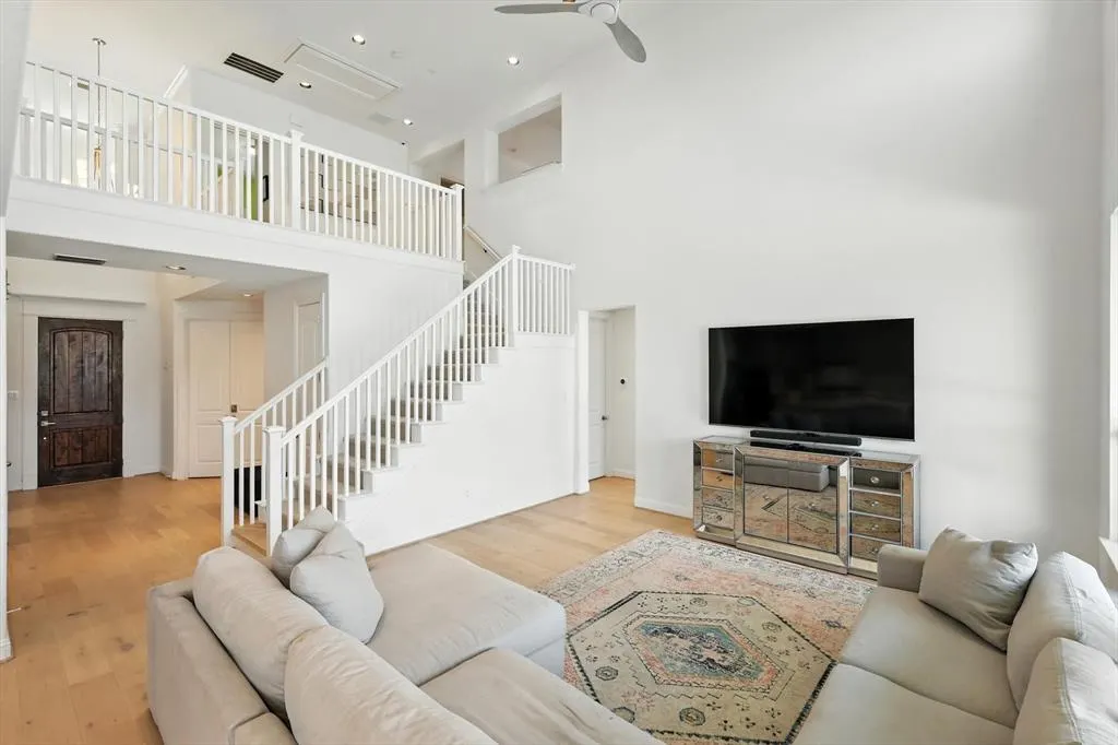 9809 Pikes Peak Place
