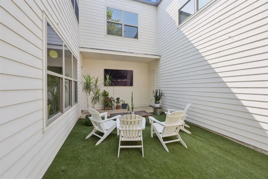 625 W 8th Street