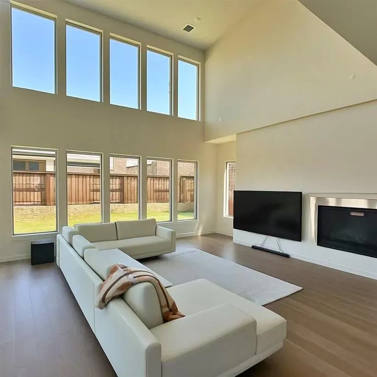 4100 Woodbine Lane