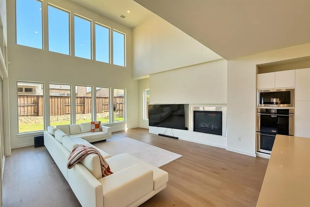 4100 Woodbine Lane