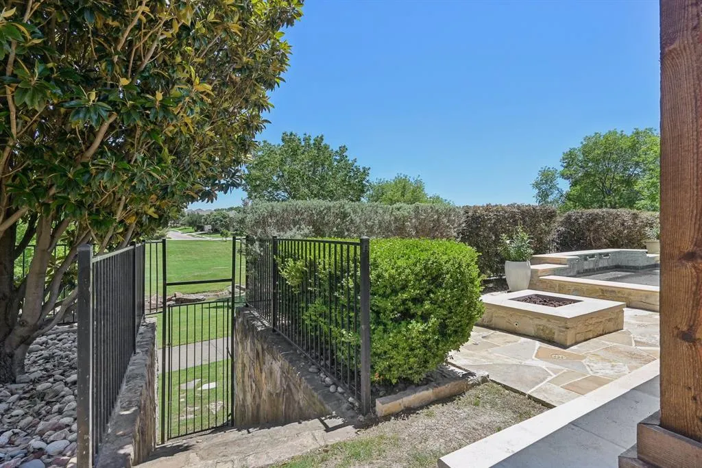 5594 Beacon Hill Drive